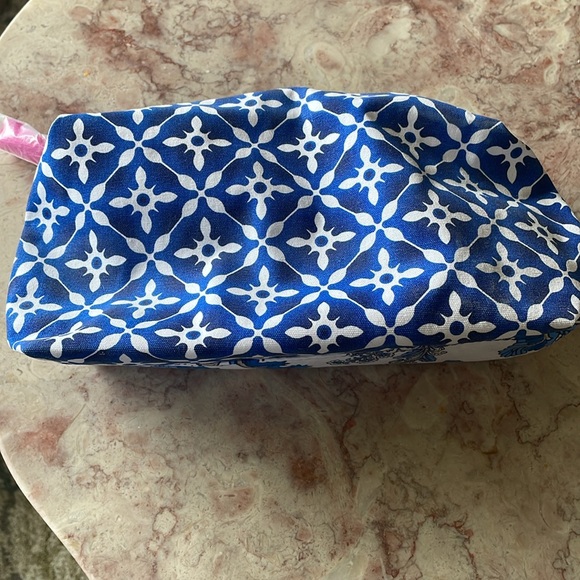 New Without Tags~Woman’s Estée Lauder Blue/White Zippered Cosmetic Bag - Picture 2 of 6